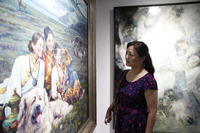 省文聯(lián)文藝創(chuàng)作研討會參會代表參觀2014四川美術(shù)作品展