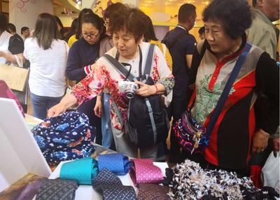 蘭州交通大學(xué)染纈藝術(shù)研究所文創(chuàng)產(chǎn)品亮相第十二屆中國藝術(shù)節(jié)演藝及文創(chuàng)產(chǎn)品博覽會(huì)